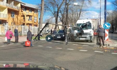 Светофар падна върху бус на кръстовище
