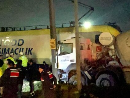 Брутална катастрофа между бетоновоз и влака Истанбул-София в Турция, сред пътниците е имало и българи