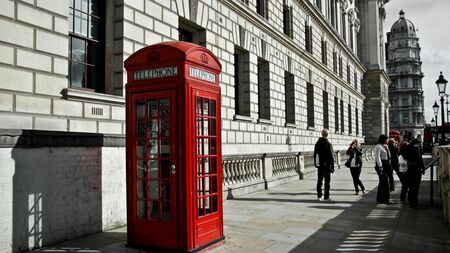 Продават емблематичните за Лондон червени телефонни кабини