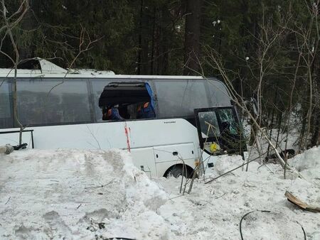 Автобус с деца катастрофира, има 4 жертви