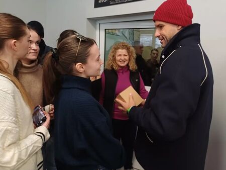 Гришо пее „Честит рожден ден“ на майка си в Хасково