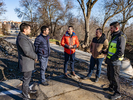 Започна почистването около разрушените от бедствието мостове в Царево