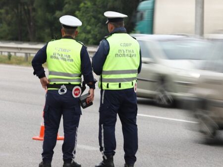 Полицаи засякоха 16-годишен да шофира, бързал за училищe