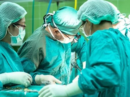 Кошмар за пациент, анестезиологът заспал до операционната маса