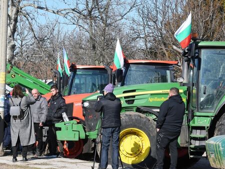 Внимание, шофьори! Комбайни и трактори блокират четири ключови пътни участъка в Бургаско