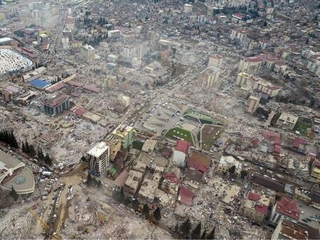 Хората отбелязаха тъжната годишнина с протест срещу правителството Разрушени градове