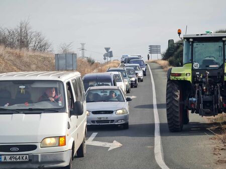 С 16 трактора земеделците блокираха разклона за Българово