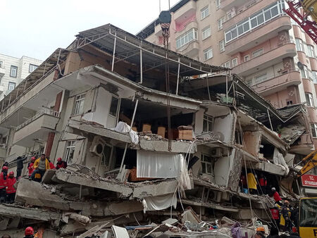 ЕС отпуска 400 млн. евро на Турция за възстановяване от земетресенията през 2023 г.