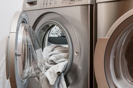 Никога не оставяйте вратата на пералната машина отворена след пране