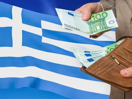 Минималната заплата в Гърция ще надвиши 800 евро от 1 април