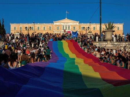 Гърците не искат еднополовите бракове, излизат на протест заради легализирането им