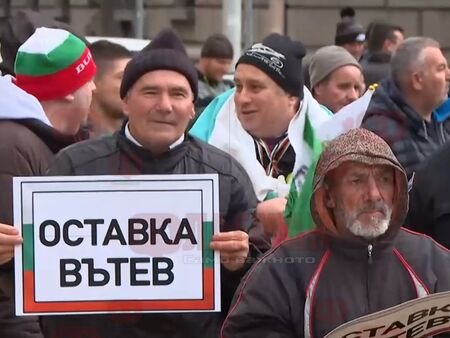 Протестите на земеделците продължават, очакват се нови пътни блокади