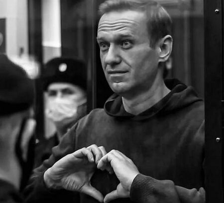 Кой беше Алексей Навални - опонент №1 на Кремъл, който почина в затвора месец преди президентските избори в Русия