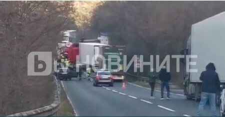 Катастрофа затвори пътя за Гърция в Кресненското дефиле и в двете посоки