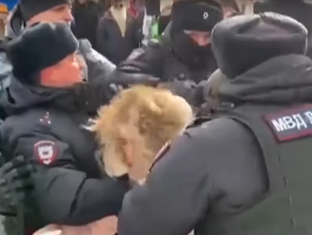 Властите в Русия арестуваха стотици хора, отдали почит на Навални (ВИДЕО)
