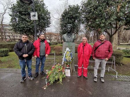 Почистиха паметника на Левски по инициатива на братя Дадурян