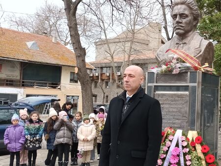 В началото на честването знамето на България до паметника на