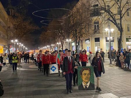 Над 400 ученици от Бургас се включиха във факелното шествие в памет на Васил Левски