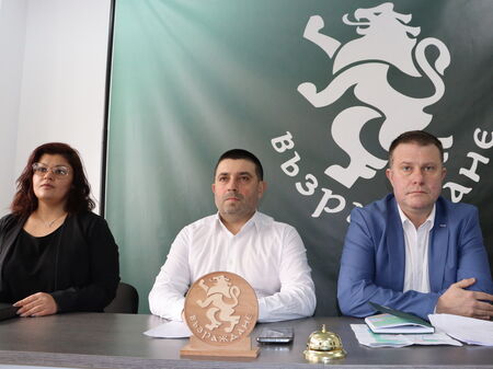 Депутатът Борис Аладжов с общинските съветници на ПП "Възраждане" по време на днешната пресконференция