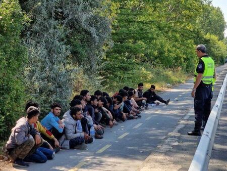 Хванаха нелегални мигранти след гонка на АМ "Тракия", шофьорът им бил дрогиран