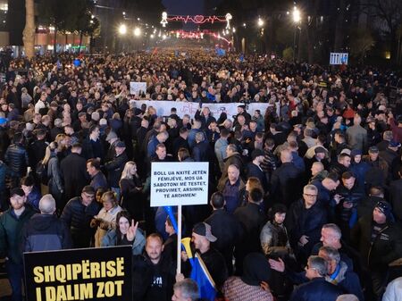 Десетки хиляди протестират в Албания, сравниха премиера Еди Рама с Енвер Ходжа