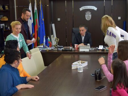 Кметът Николов зарадва бургаските спортисти: Започва ремонт на залите „Младост“ и „Нефтохимик“