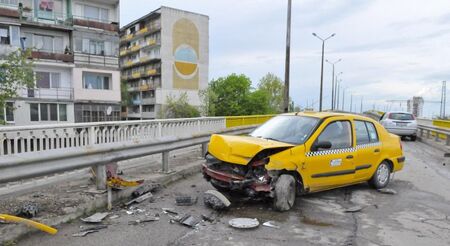 Челен сблъсък между такси и кола в Пловдив, има пострадали