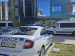 Маскирани полицаи с извадени пистолети нахлуха в сградата на "Лев инс"