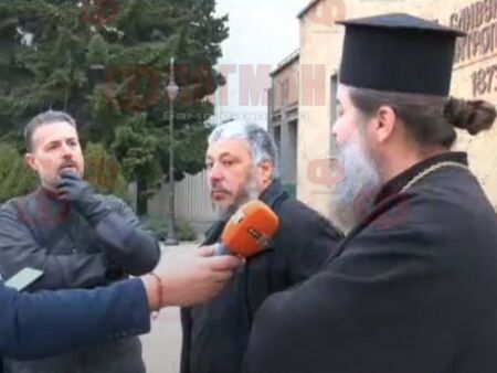 Снимка: Разкол в Сливенската митрополия? Отец Евгений обвини протестиращите свещеници, че били свързани с ДС