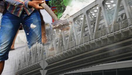 Мъже разбиват с чукове мост край Плевен, за да крадат желязо