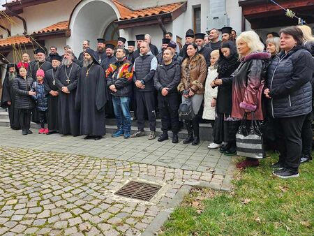 Помогнете ни, някой прати провокатор срещу мнозинството в избора на Сливенски митрополит, зоват бургаските духовници
