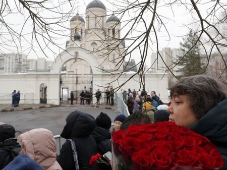 На живо: Опашки пред църквата, където трябва да бъде опелото за Навални