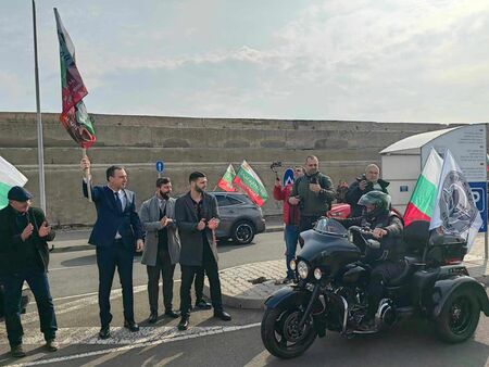 Тръгна Българовското шествие, хиляди се включиха в родолюбивата инициатива
