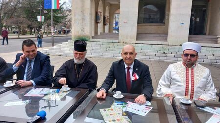 В Кърджали кметът, попът и мюфтията пиха традиционното третомартенско кафе