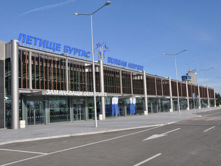 От днес затварят летище Бургас