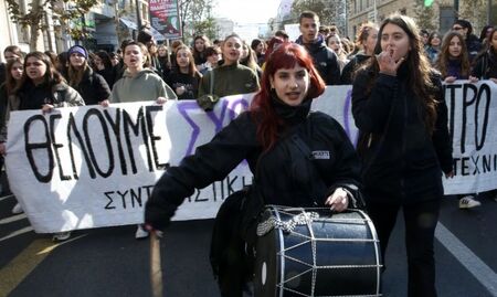 Студенти окупираха Атинския и Солунския университет