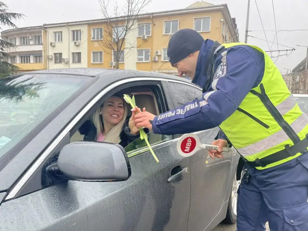 Усмихнати пътни полицаи във Враца раздават цветя на жените за 8 март