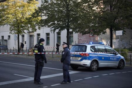 Въоръжен мъж е арестуван в училище край Берлин, има ранени