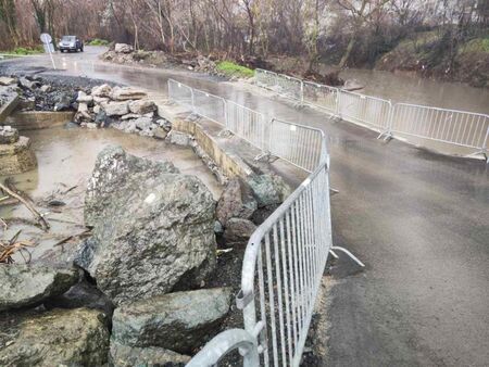 Заради валежите в Царево: Затвориха моста за „Василико“, река Черна покачи нивото си
