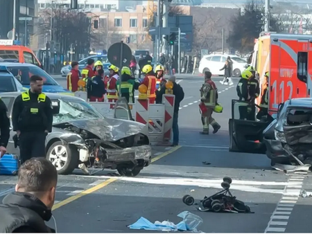 Автомобил блъсна жена с количка