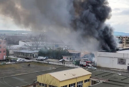 Голям пожар изпепели склад за храни в Слънчев бряг