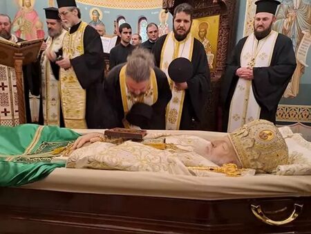 Започна поклонението пред тленните останки на патриарх Неофит