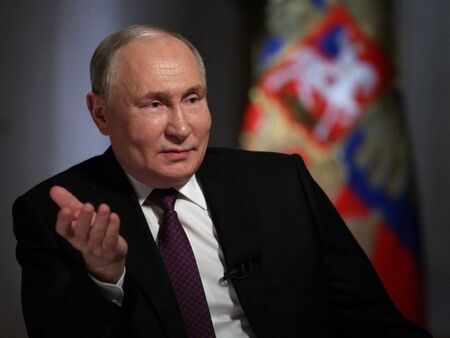 Руснаците се отправят към избирателните секции, в момент, когато Путин е всемогъщ