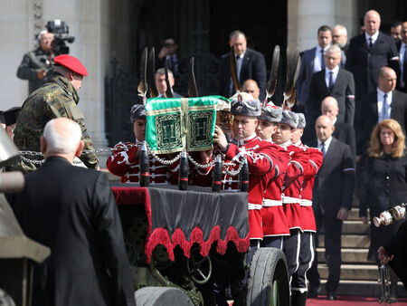 България се прости със своя патриарх Погребаха патриарх Неофит Тленните