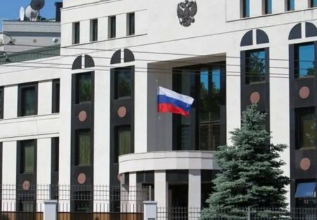 Извънредно! Мъж хвърли самоделна бомба в двора на това руско посолство