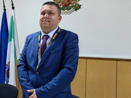 Скандал! Сунгурларско село остана без наместник, кметът Димитър Гавазов чака негов човек да получи уседналост