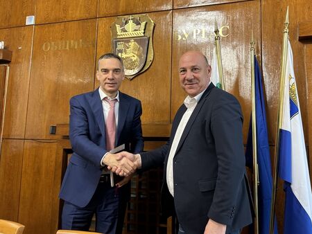 Общините в областта създават сдружение за стимулиране на полетите от и до летище Бургас