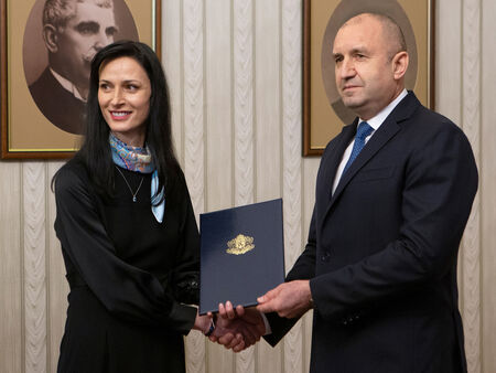 Мария Габриел отива при президента днес в 16 00 часа Преговорите между