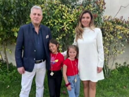 Тя е жури в Денсинг старс, има семейство за пример, а мъжът й е милионер