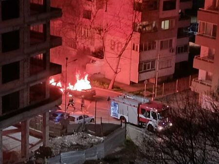 Какво се случва в ж.к."Меден рудник"? Две коли пламнаха като факли
